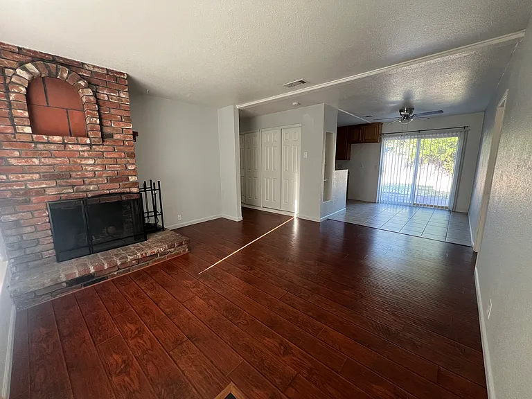 2129 Winafred St — Photo 2