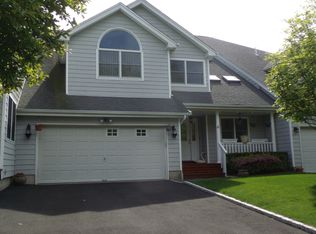 4 Crescent Ct, Centerport, NY 11721