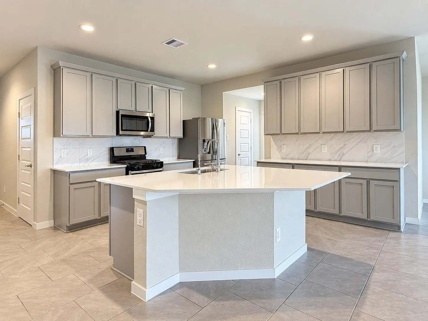 4 bed, 2.0 bath, 2082 sqft, $2,300 — Photo 4