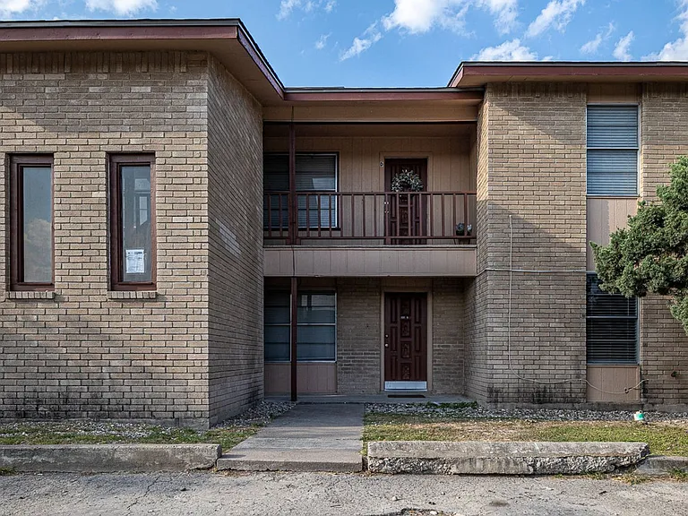 100 Shannon Cir — Photo 1