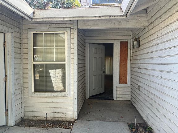 3rd image of 2404 Beatrice Ln
