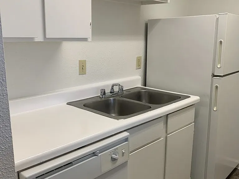 Emerald Cove Apartments — Photo 35