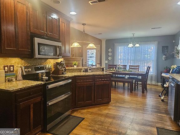 4th image of 108 Thornwood Dr SW