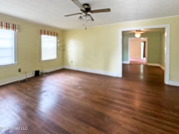 104 Center St, Crystal Springs, MS 39059