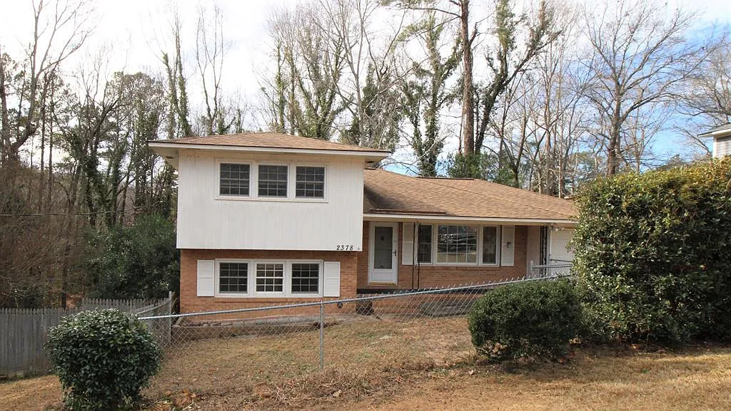 3 bed, 2.0 bath, 1563 sqft, $1,395 — Photo 1
