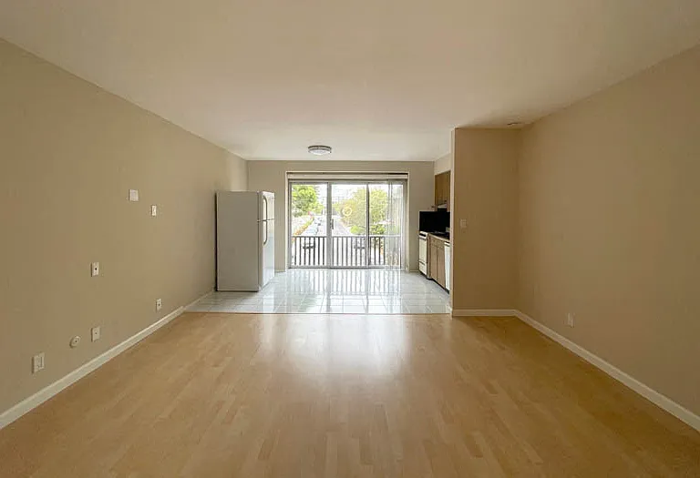 431 Dinahs Ct — Photo 3