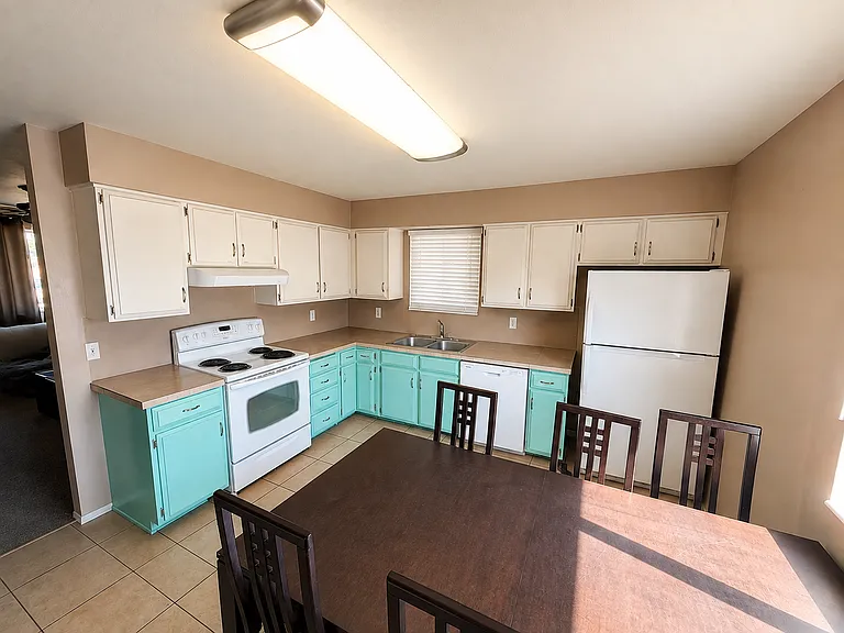 811 S 75 E — Photo 2