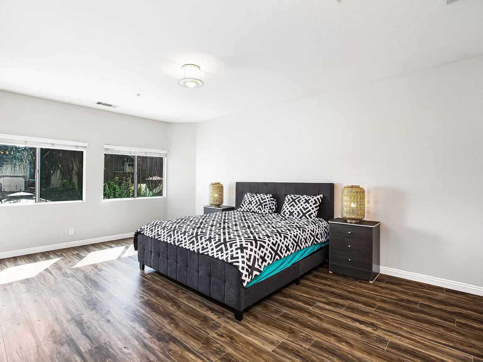 4 bed, 2.5 bath, 2203 sqft, $6,600 — Photo 4