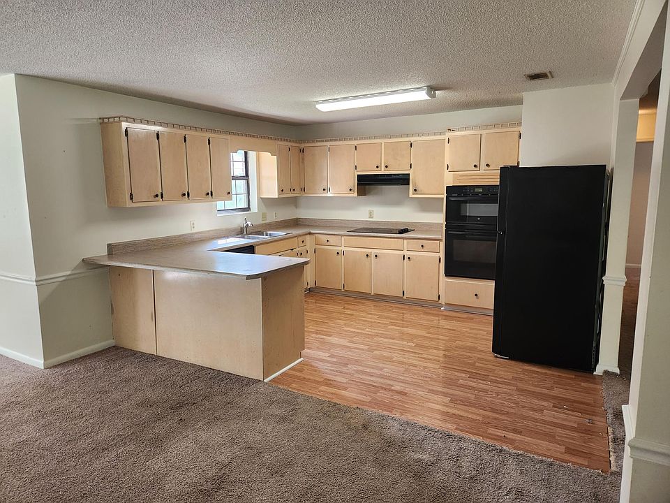 2nd image of 330 Dreamland St
