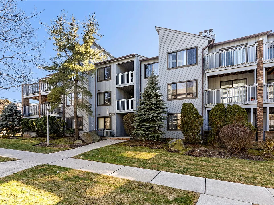 1471 John St