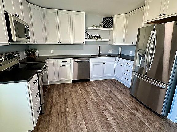 5th image of 211 E 19th St