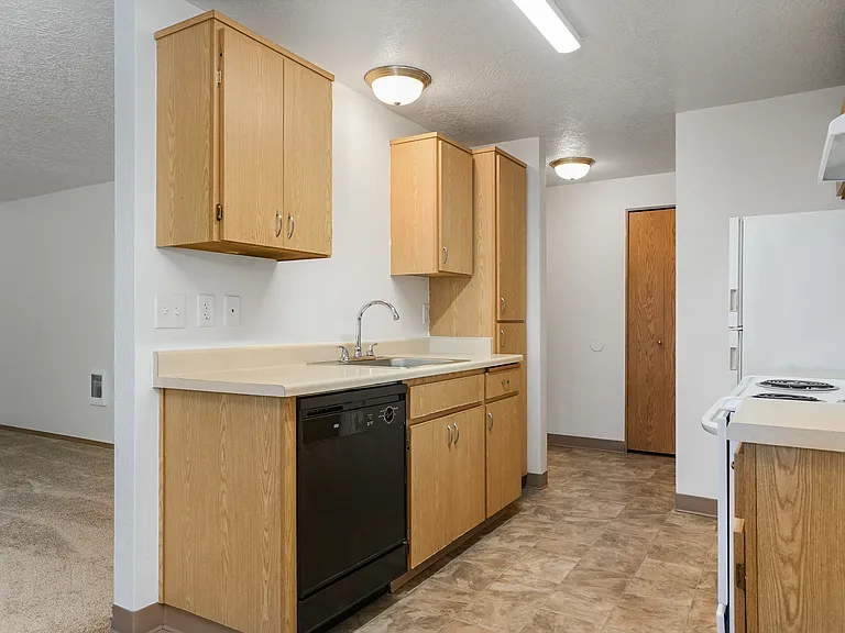 Redwood Square Apartments — Photo 16