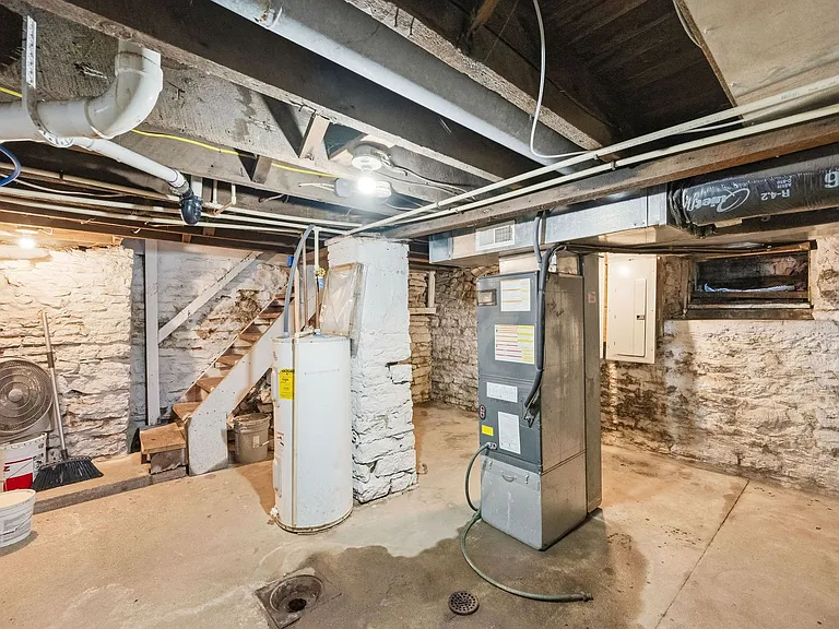 511 W Schirmer St — Photo 11