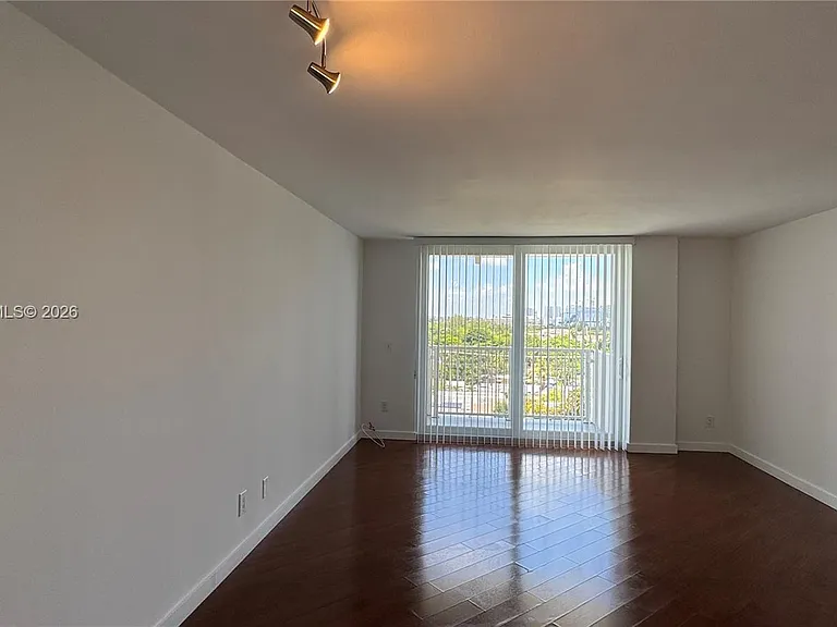 2020 NE 135th St #810 — Photo 10