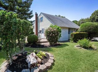 300 Higbie Ln, West Islip, NY 11795