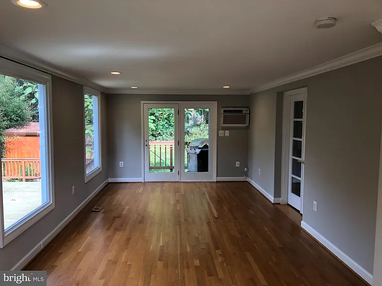 2701 Lorcom Ln — Photo 6