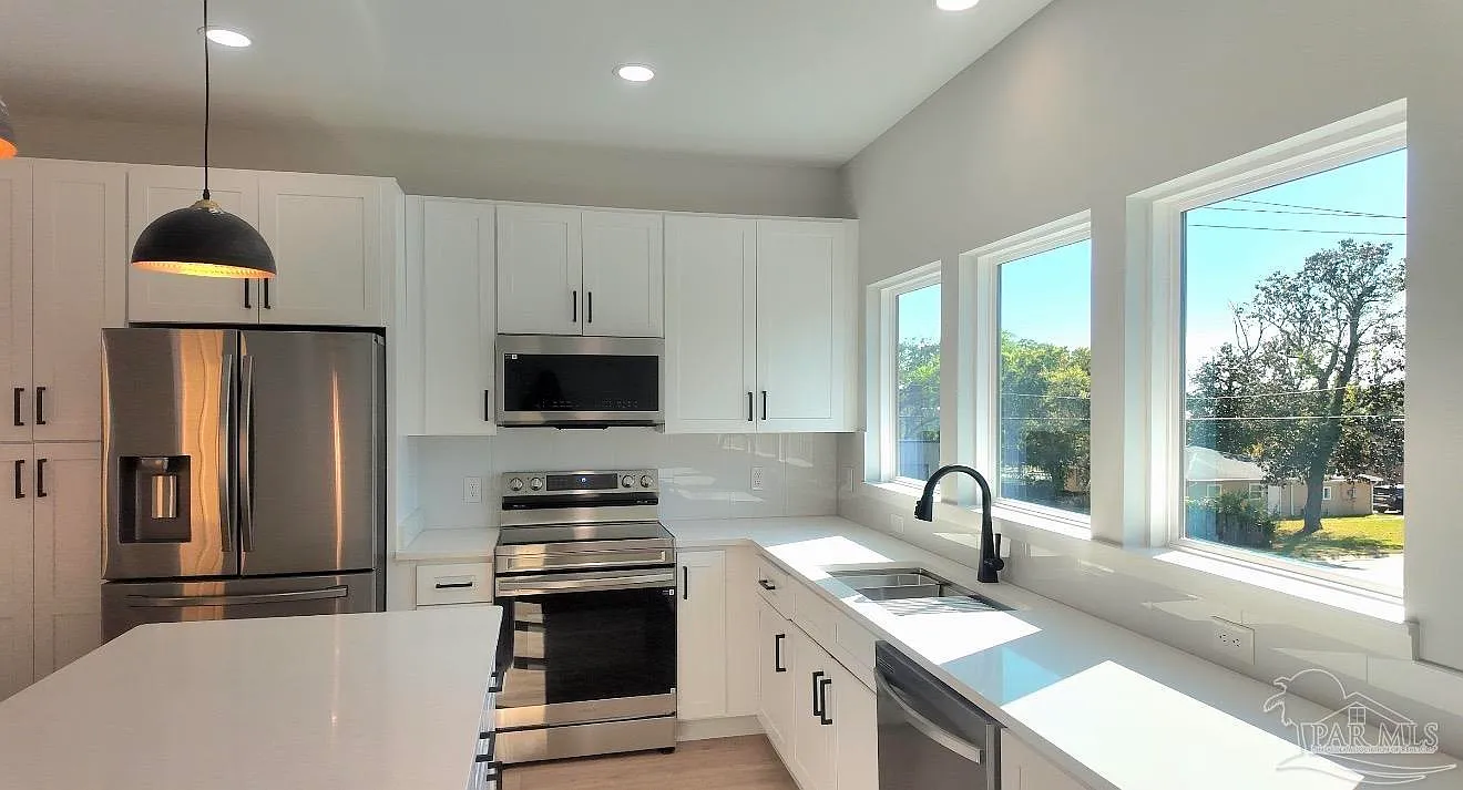 315 N Pace Blvd — Photo 1