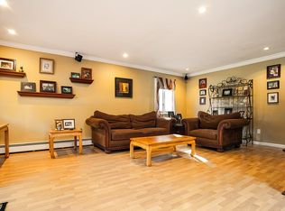 20 Chateau Dr, Melville, NY 11747