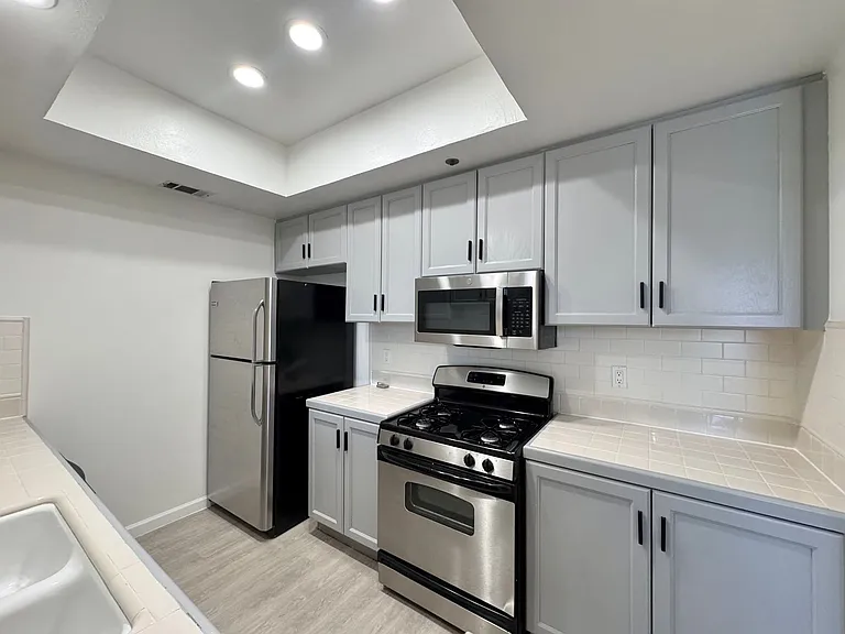 8915 Burton Way — Photo 13