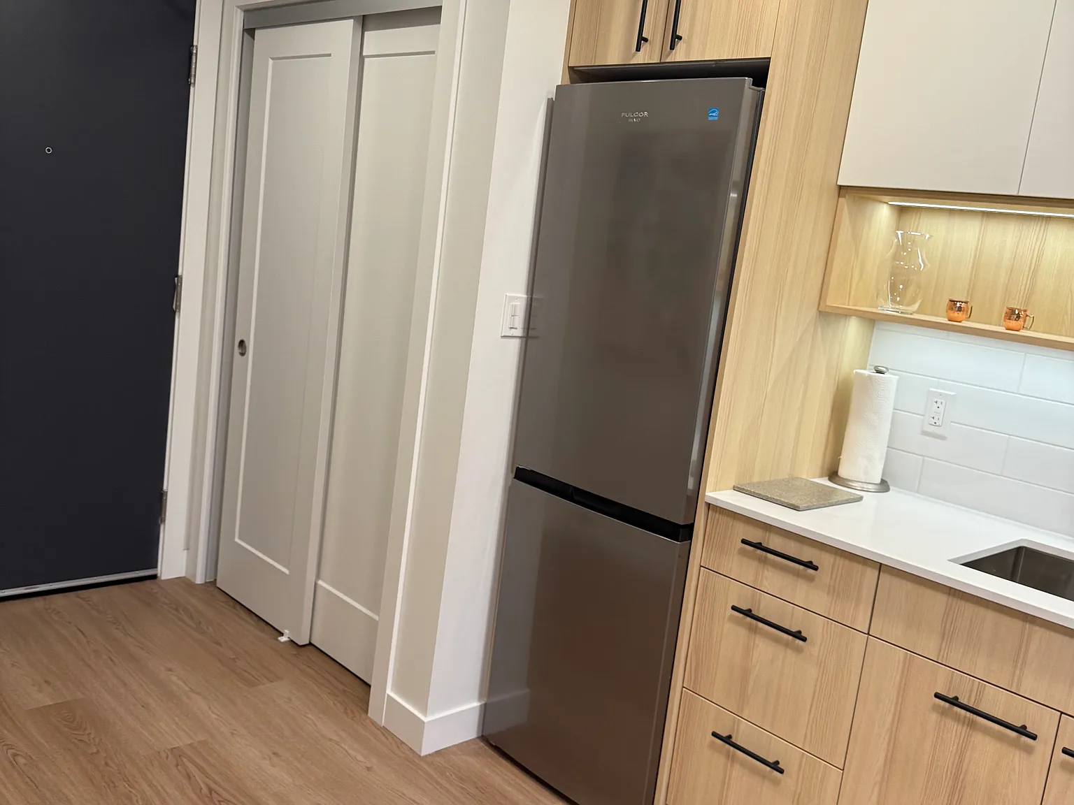 2 bed, 650 sqft, $2,100 — Photo 2