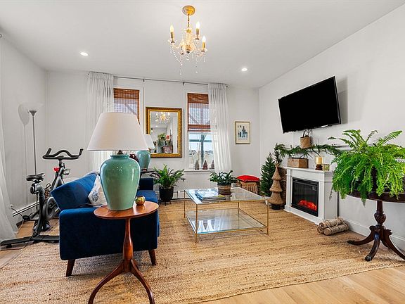 3rd image of 1000 Winthrop Ave #2