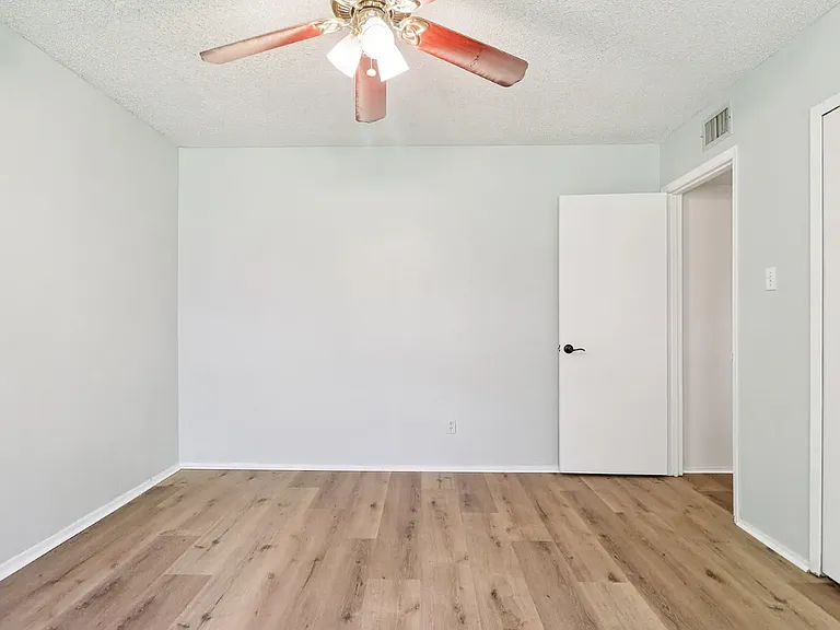 3216 Red Oak Ln — Photo 6