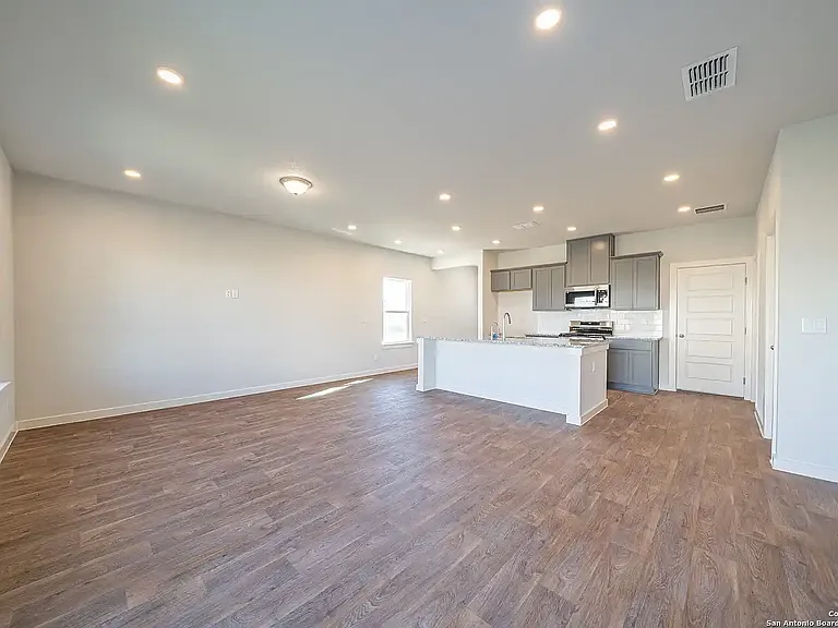 731 Bellamy Dr — Photo 3
