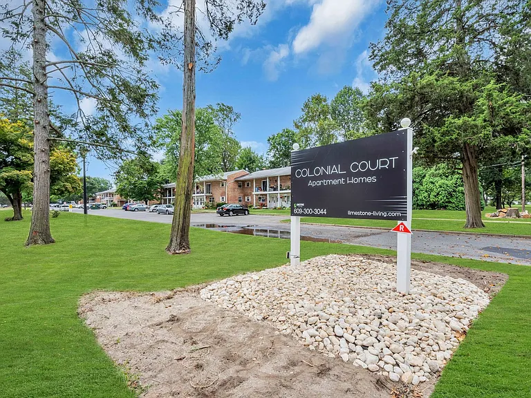 Colonial Court Apartments — Photo 23