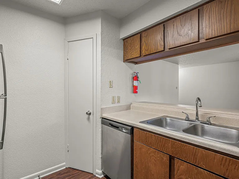 Chaparral Apartments — Photo 9