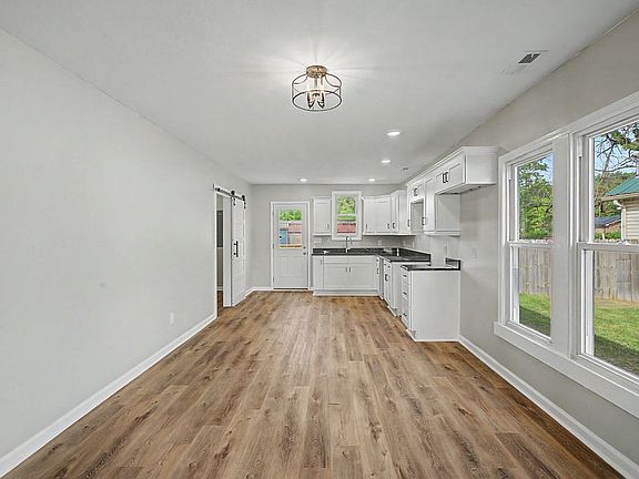 4th image of 219 Cherry St