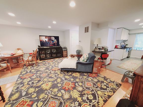 3rd image of 33 Talbot Ln APT 11