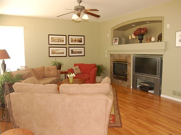 Family room w/fireplace