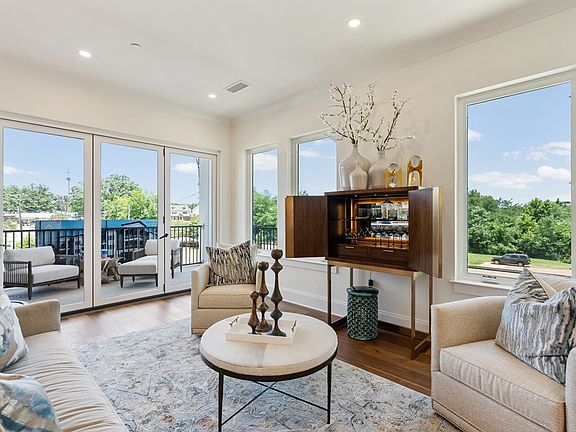 3rd image of 1009 N Lamar Blvd Unit 203