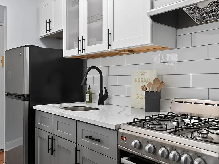 Elevate your lifestyle at Eagle Rock Apartments at Mineola, featuring modern kitchens with sleek cabinetry, state-of-the-art appliances, and stylish finishes. Embrace comfort and convenienceschedule your tour today!