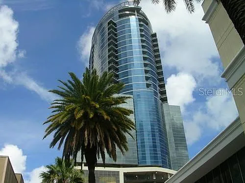 3 bed, 2.0 bath, 1959 sqft, $3,590 — Photo 2