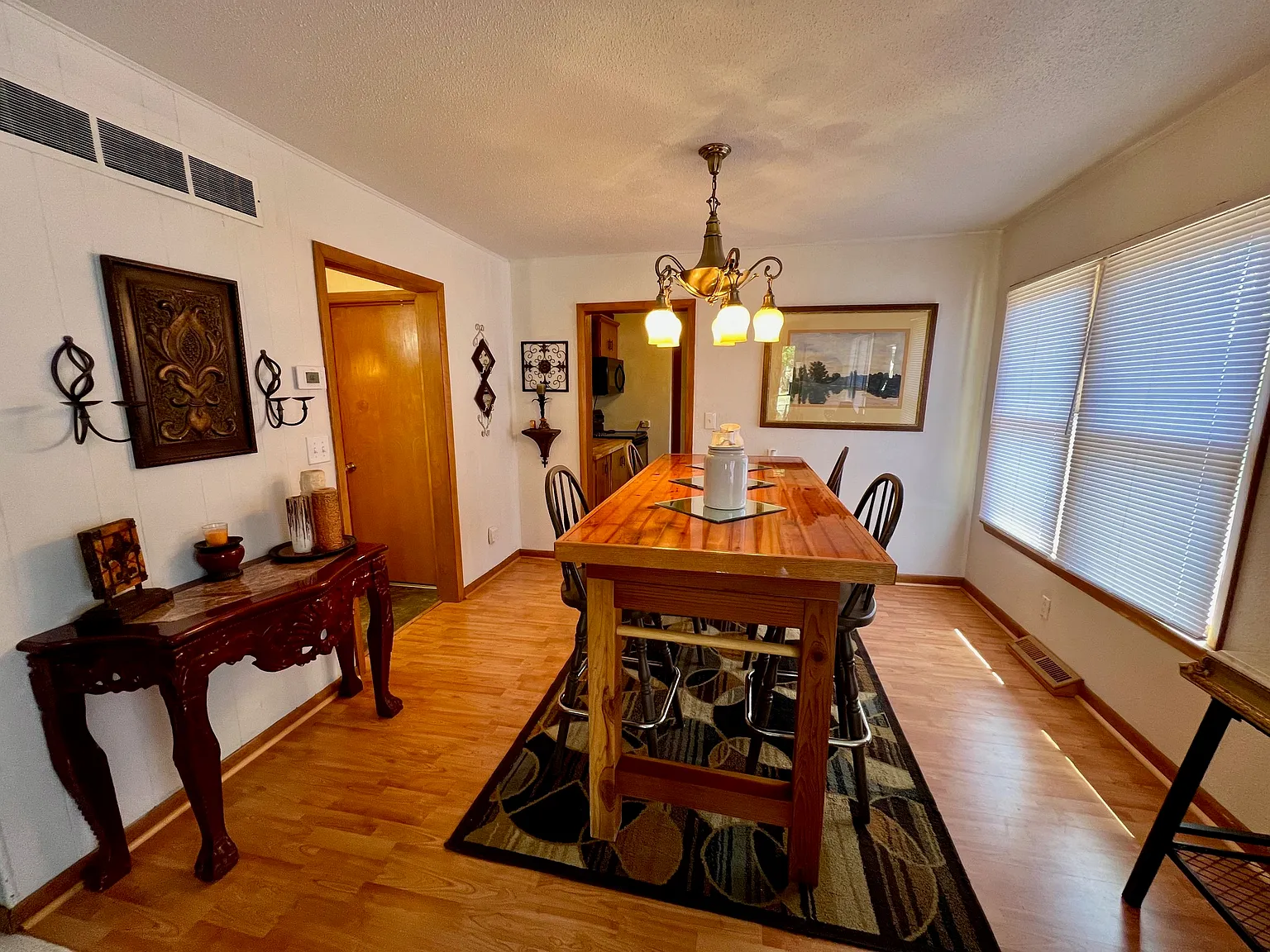 4 bed, 2848 sqft, $1,695 — Photo 2