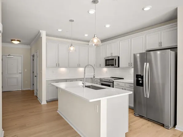 2 Stratton Dr #102, Woburn, MA 01801