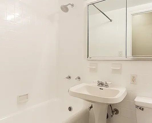 5th image of 25 Tudor City Pl APT 921