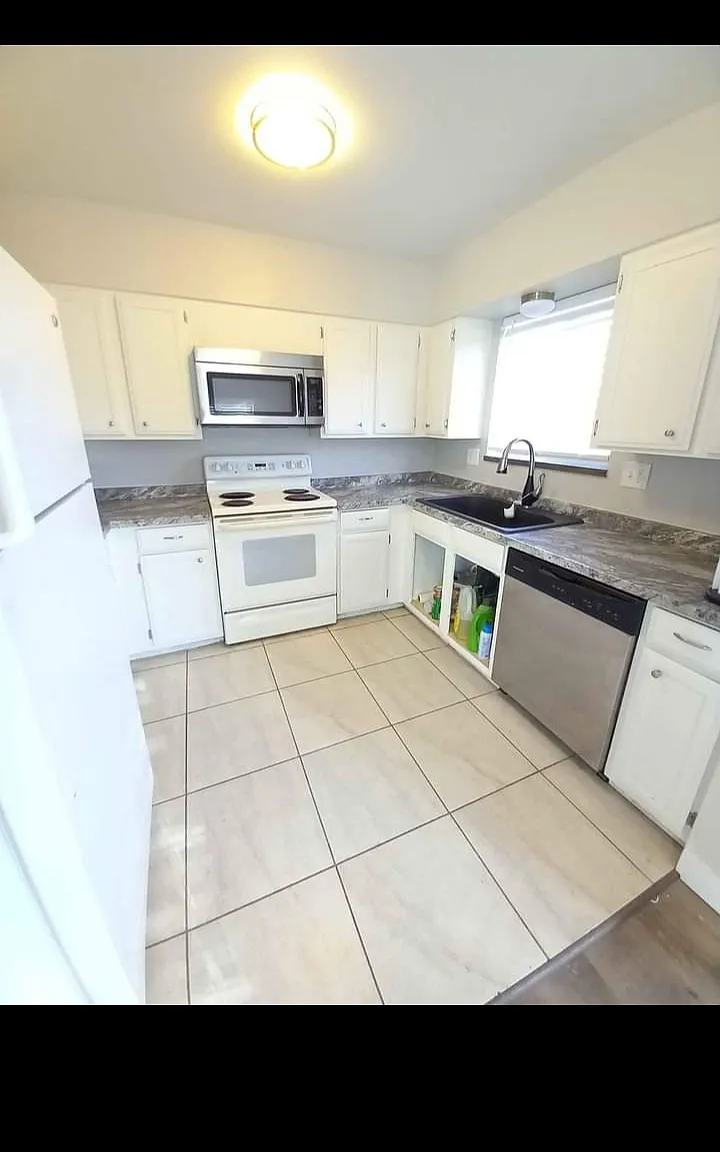3136 Moonbeam Cir S — Photo 4