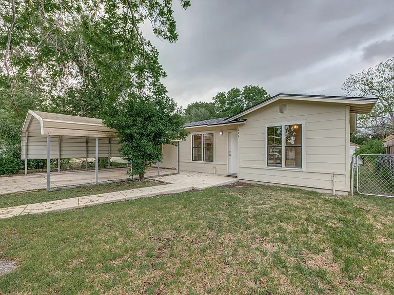 247 E Amber St — Photo 2