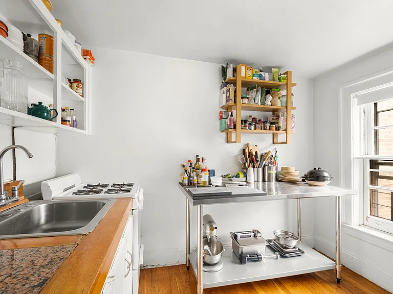 311 E 9th St #Penthouse 4 — Photo 4