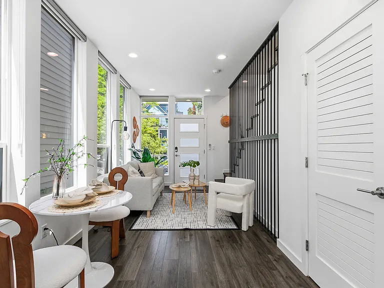 2327 E Denny Way — Photo 16