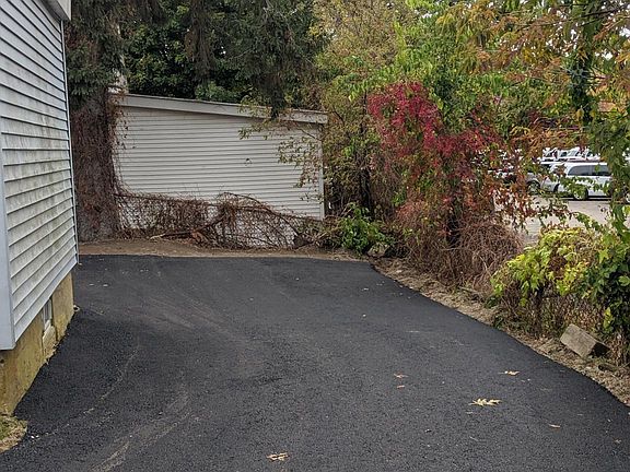 Private parking in rear for 2-3 cars