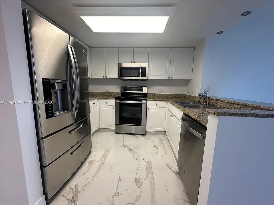 19501 W Country Club Dr #406