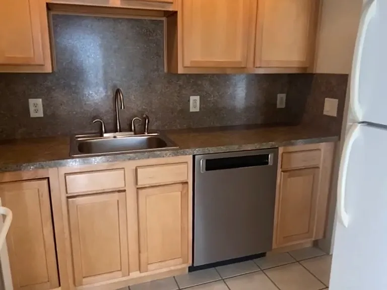 32 Linwood Ave — Photo 3
