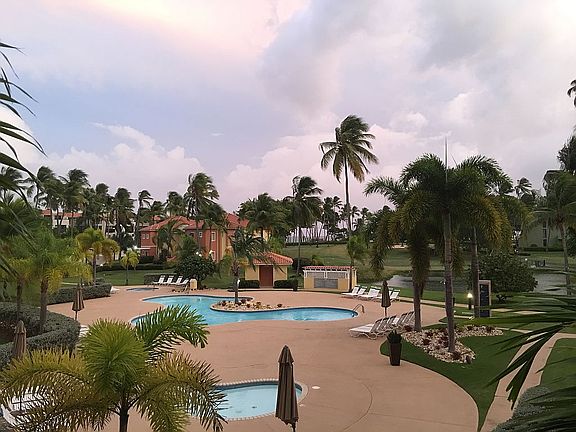 Main pool, hot tub, banos