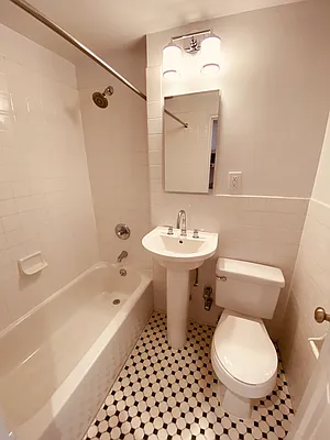 Rented by Metropolis Real Estate of Manhattan | media 8