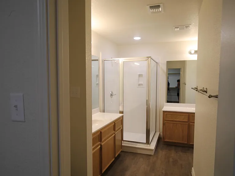 105 N Love Ave #B — Photo 12