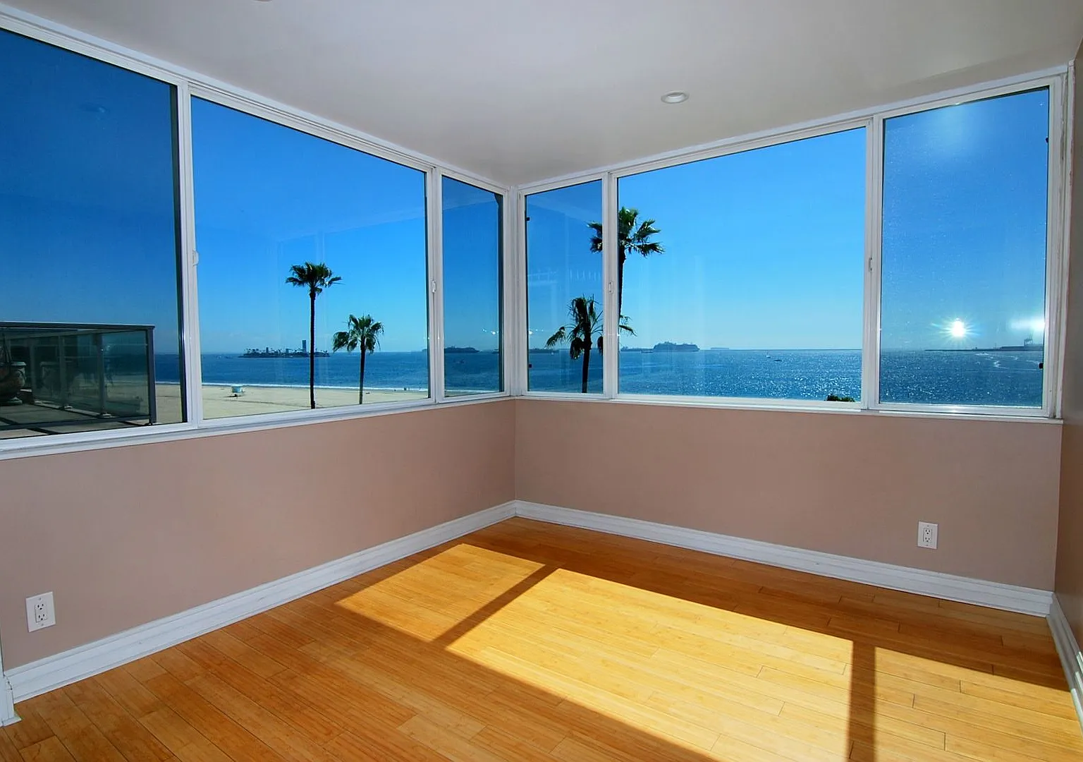 Ocean Views, High End Appliances and Large Deck with Beach Access — Photo 1