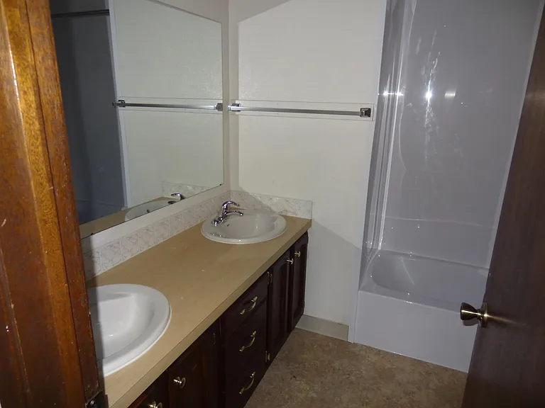 215 NW Coryell Ct — Photo 12